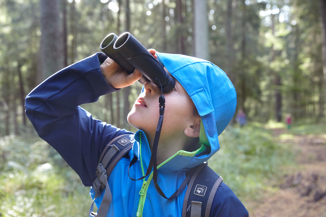 Junge mit Fernglas