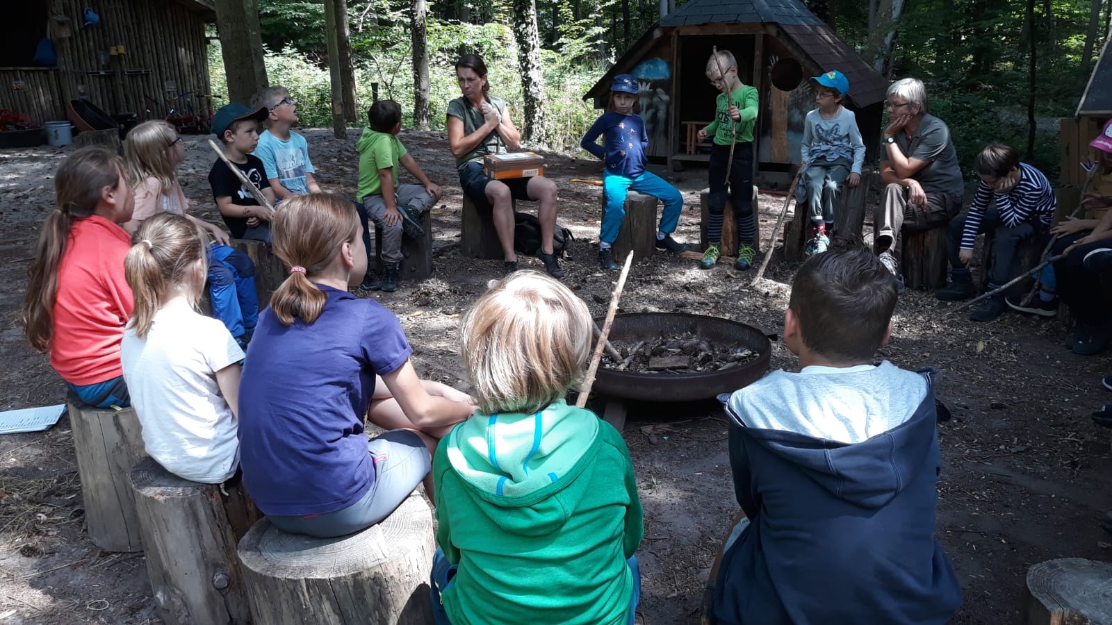 Gruppe von Kindern im Sitzkreis